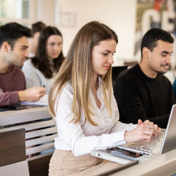 Après mon bac, j’intègre un Bachelor et je deviens développeur·se informatique en 3 ans !