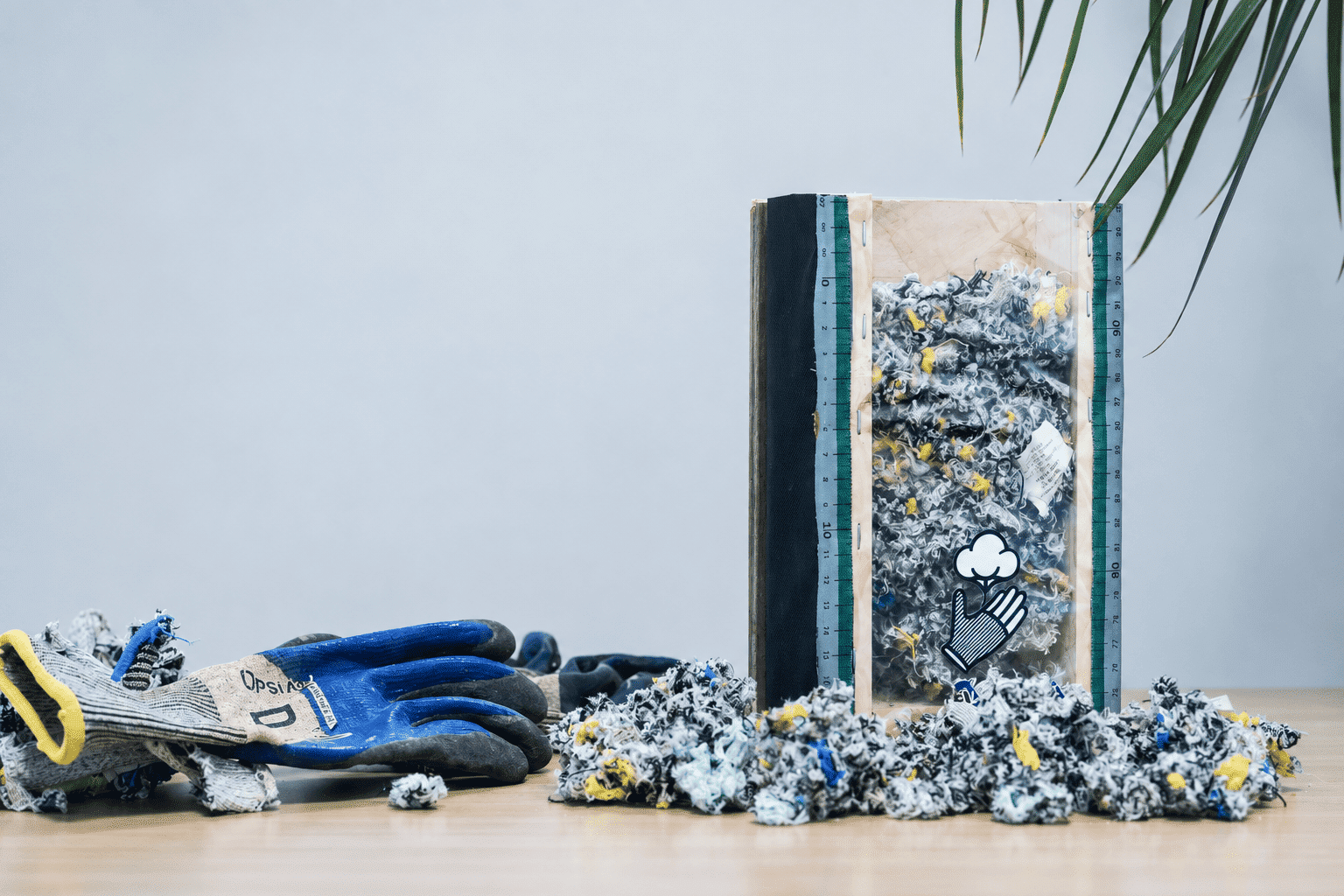 Gants de chantier usagés et fibres recyclées pour fabriquer un isolant